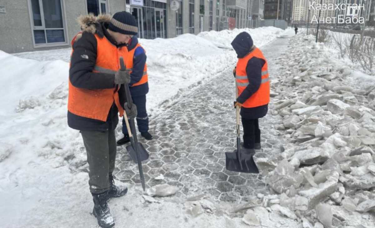 Более 2,5 тысяч дорожных рабочих вышли на уборку снега в Астане