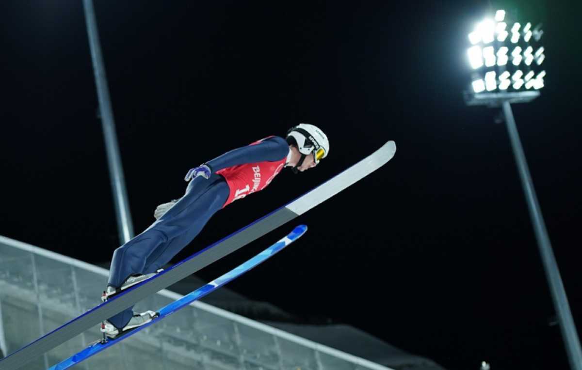 Казахстанец Данил Васильев завоевал историческое «золото» на Кубке FIS по прыжкам на лыжах с трамплина
