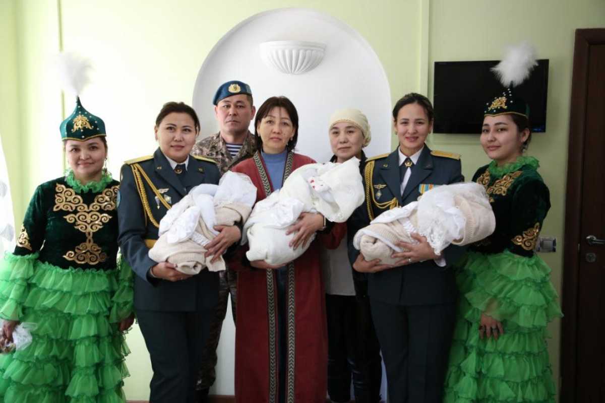 В Алматы в семье военнослужащего родилась тройня
