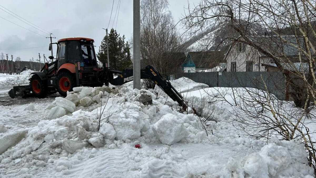 Дорогу затопило в ВКО из-за активного таяния снега