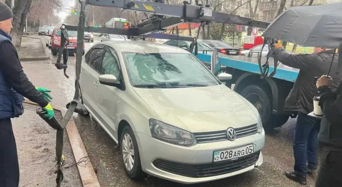 Перебегавшего дорогу парня сбили в Алматы