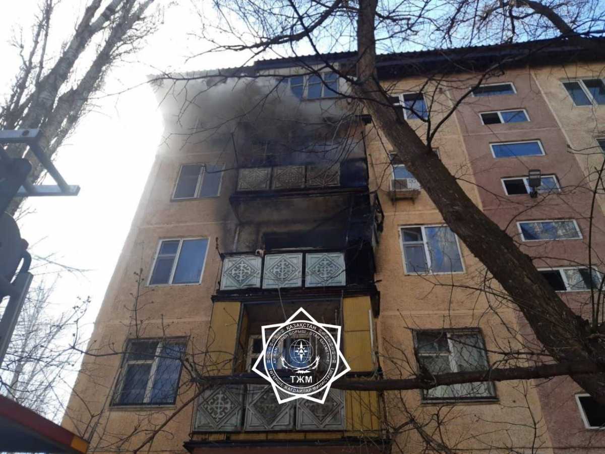 В Жамбылской области из-за пожара на балконе спасли 14 человек