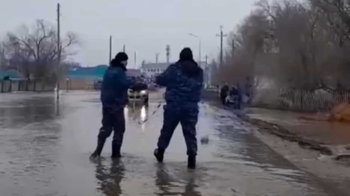 Полицейские оказывают помощь в борьбе с паводком в Актюбинской области