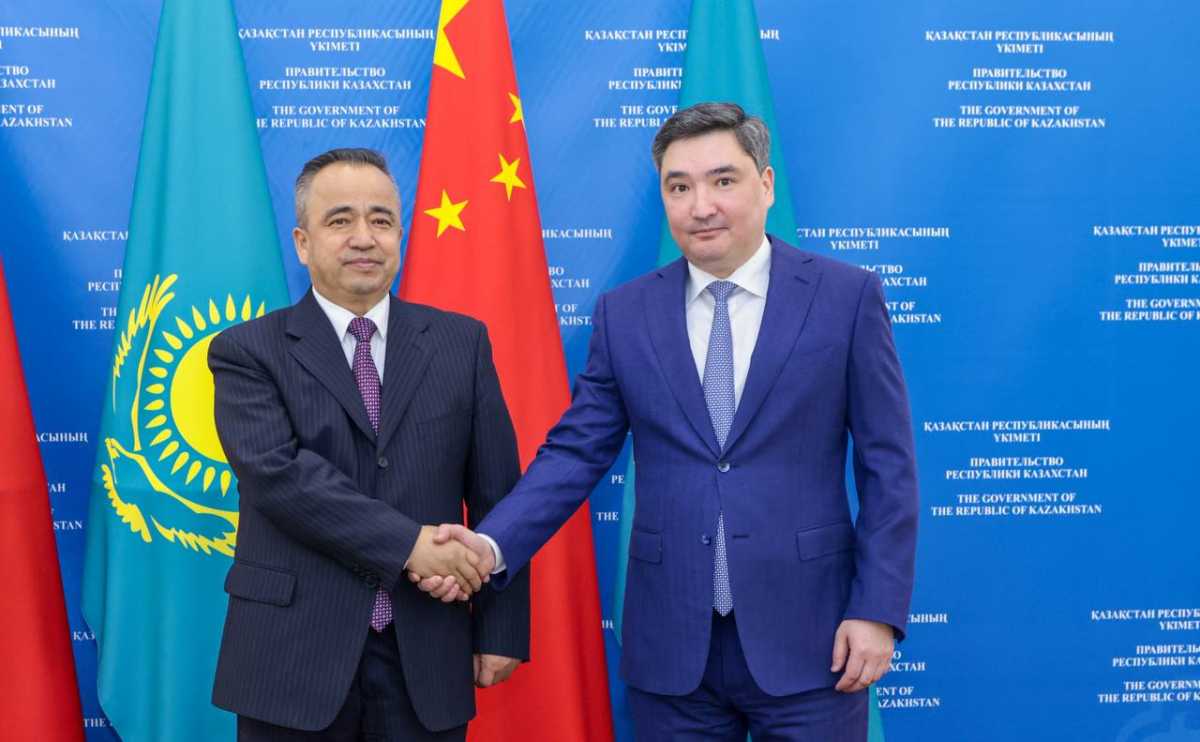 Олжас Бектенов провёл встречу с главой правительства Синьцзян-Уйгурского автономного района Китая