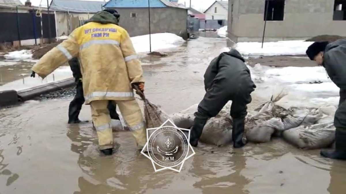 Как в регионах Казахстана борются с паводками, рассказали в МЧС
