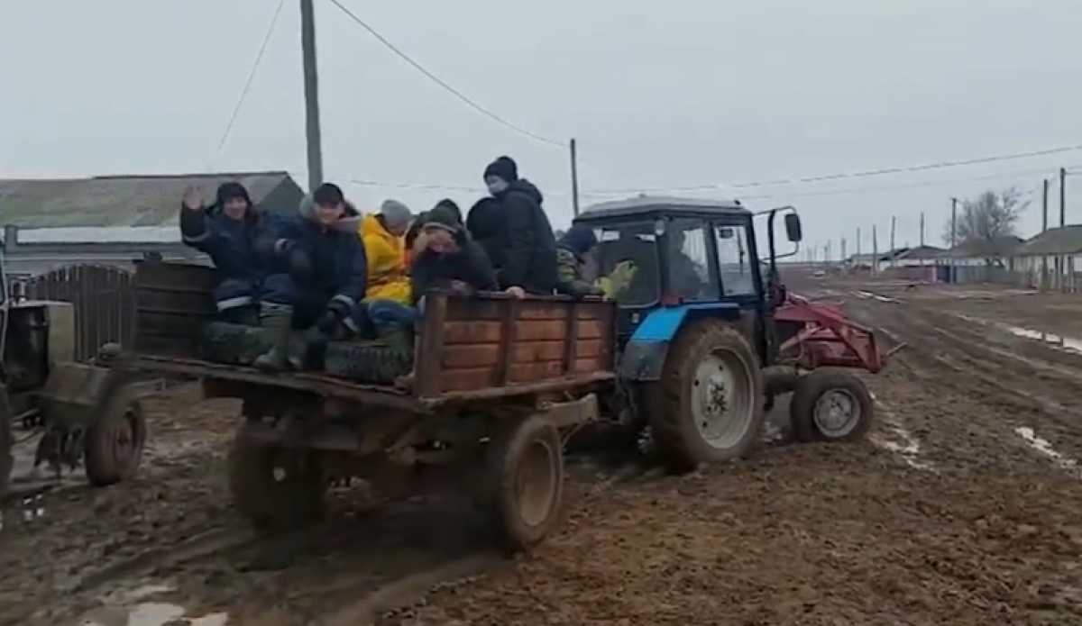 Акима и директора школы наказали за ехавших на тракторе на ЕНТ детей в ЗКО