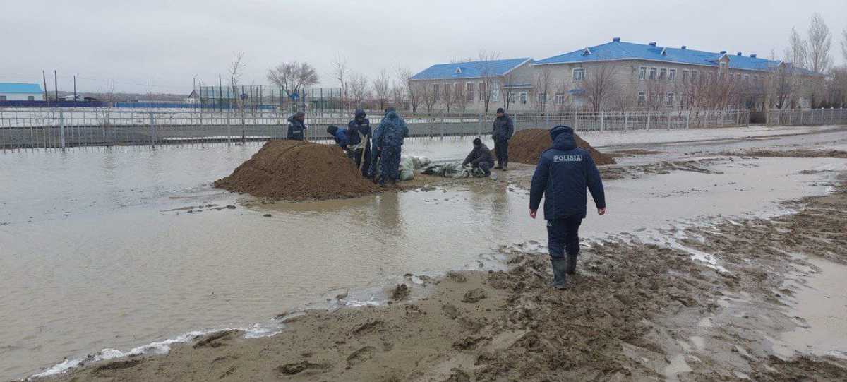 Полицейские принимают участие в противопаводковых мероприятиях в Актюбинской области