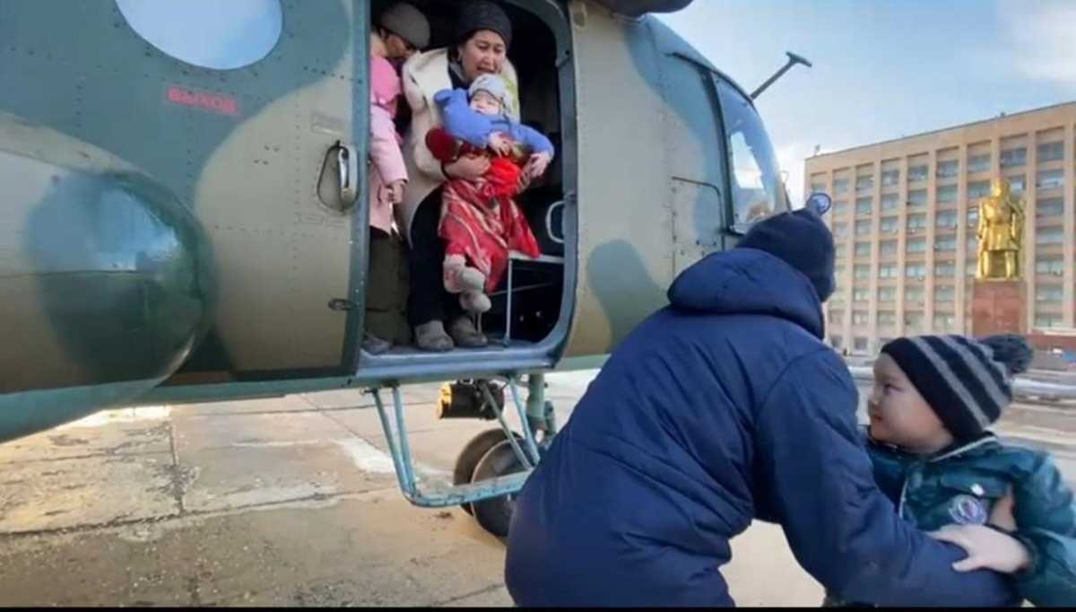 Более 100 человек эвакуировали летчики Минобороны в регионах Казахстана