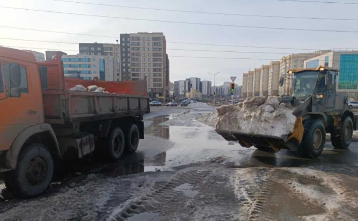 Почти 2500 дорожных рабочих вышли на уборку снега в Астане