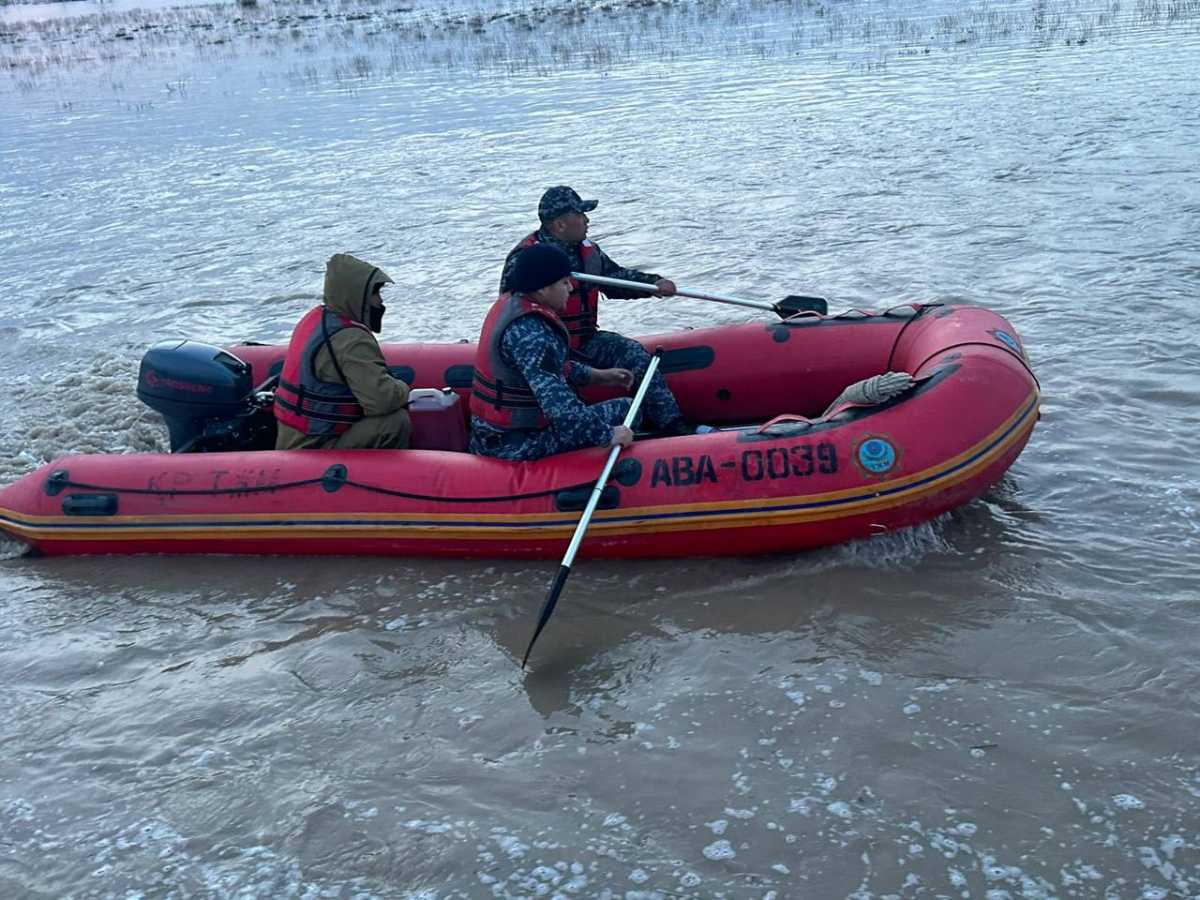 В Абайской области продолжаются поиски трёх пропавших на воде мужчин