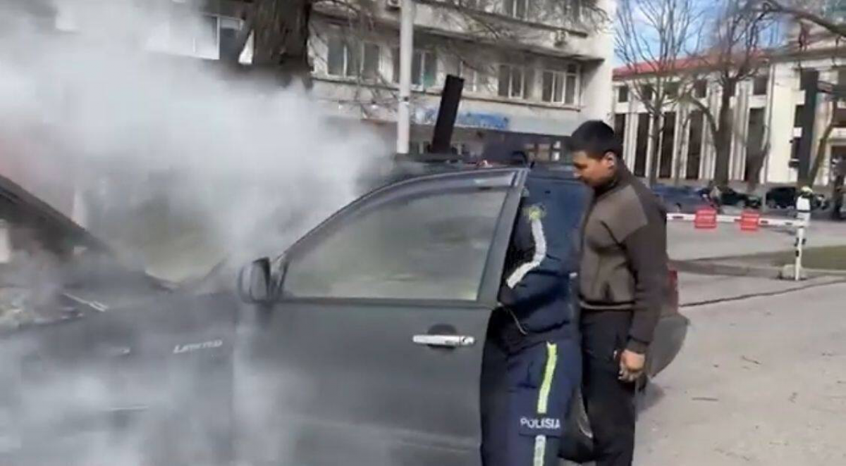 В Алматы полицейский потушил горящую машину и предотвратил трагедию