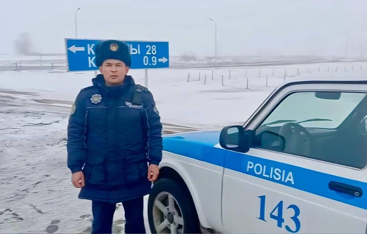 Сельский участковый помог выбраться многодетной семье из ледяного затора в Актюбинской области