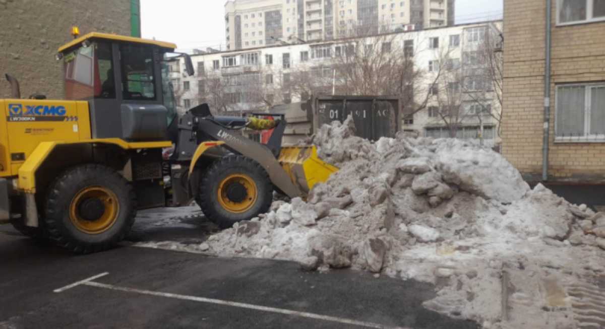 Около 2500 дорожных рабочих вышли на уборку снега в Астане