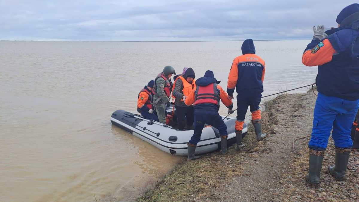 С начала наступления паводков в Казахстане спасено и эвакуировано 7 783 человек