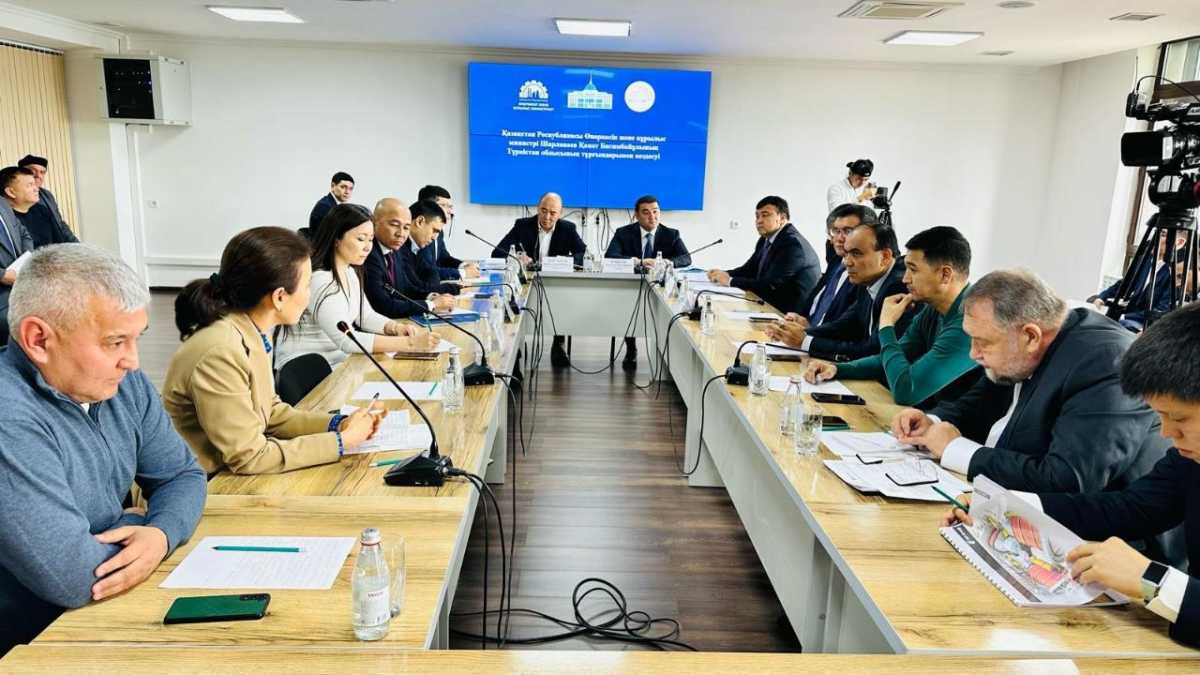 Министр промышленности и строительства провел встречу с жителями города Туркестан