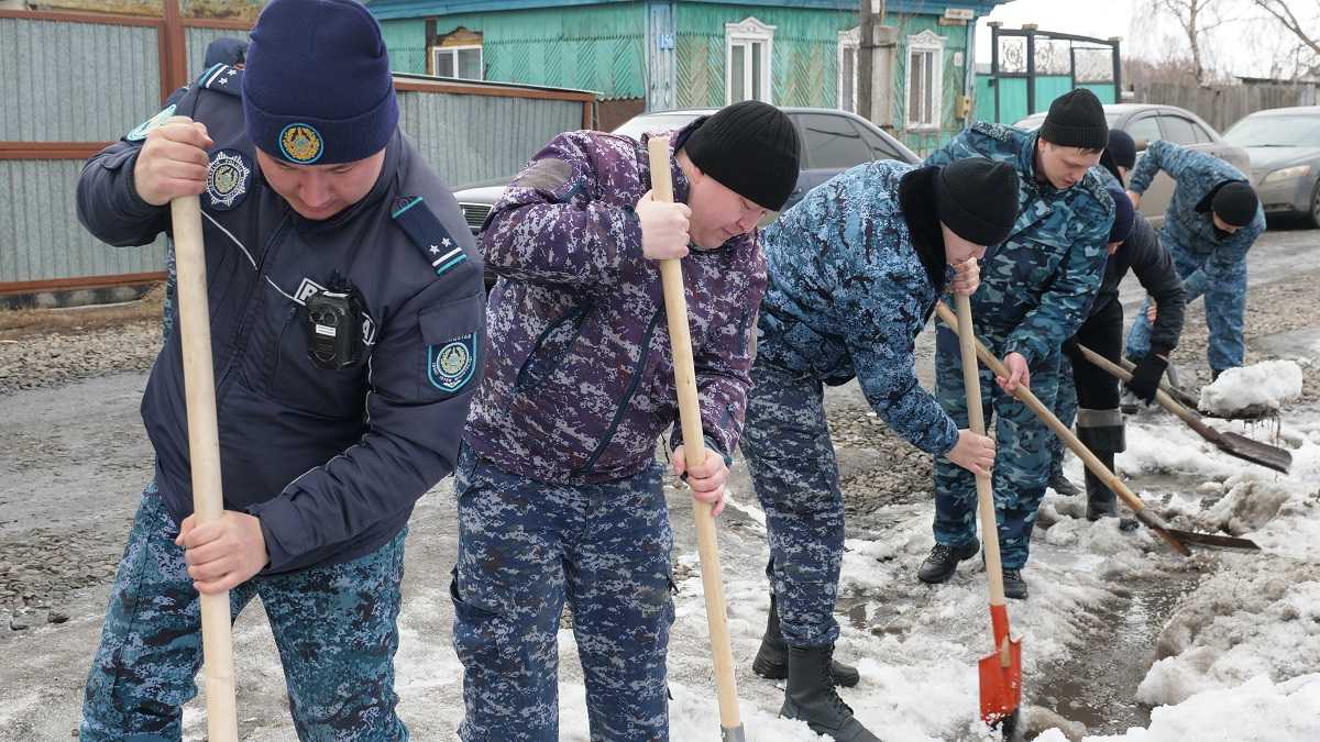 Полицейские вручную помогают жителям Петропавловска минимизировать подтопление частных подворий