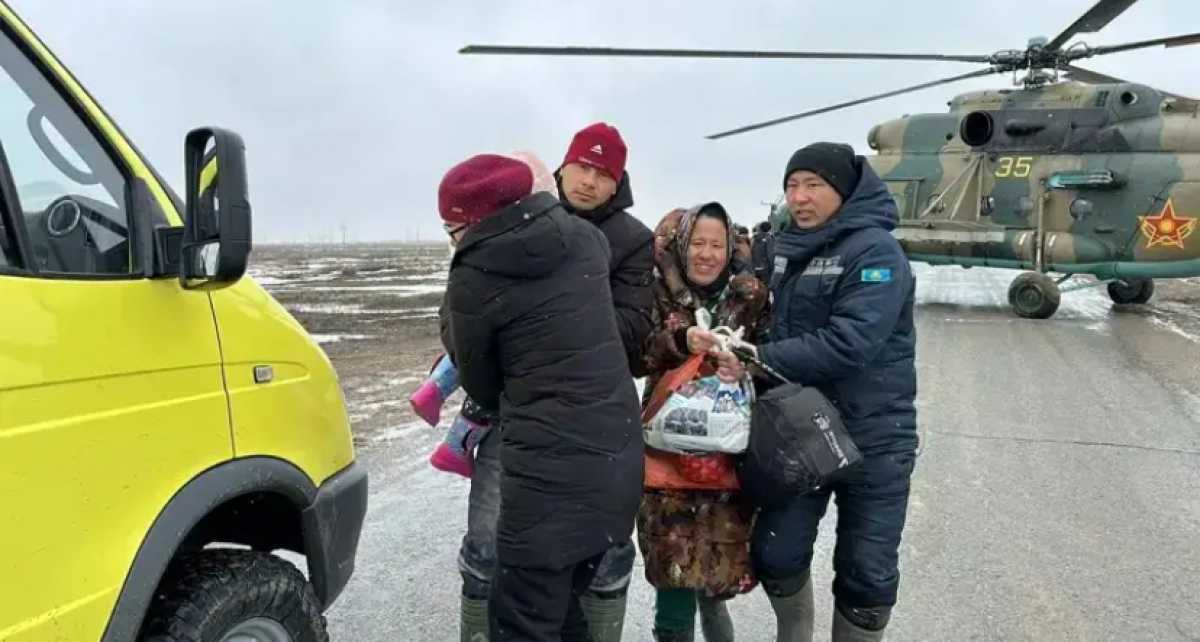 Военные лётчики эвакуировали около 2 тысяч человек из затопленных районов Казахстана