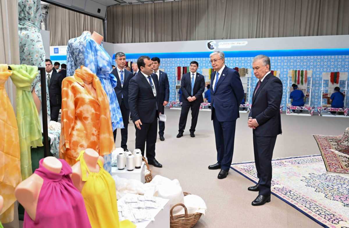 Токаев и Мирзиёев осмотрели выставку промышленных товаров Узбекистана