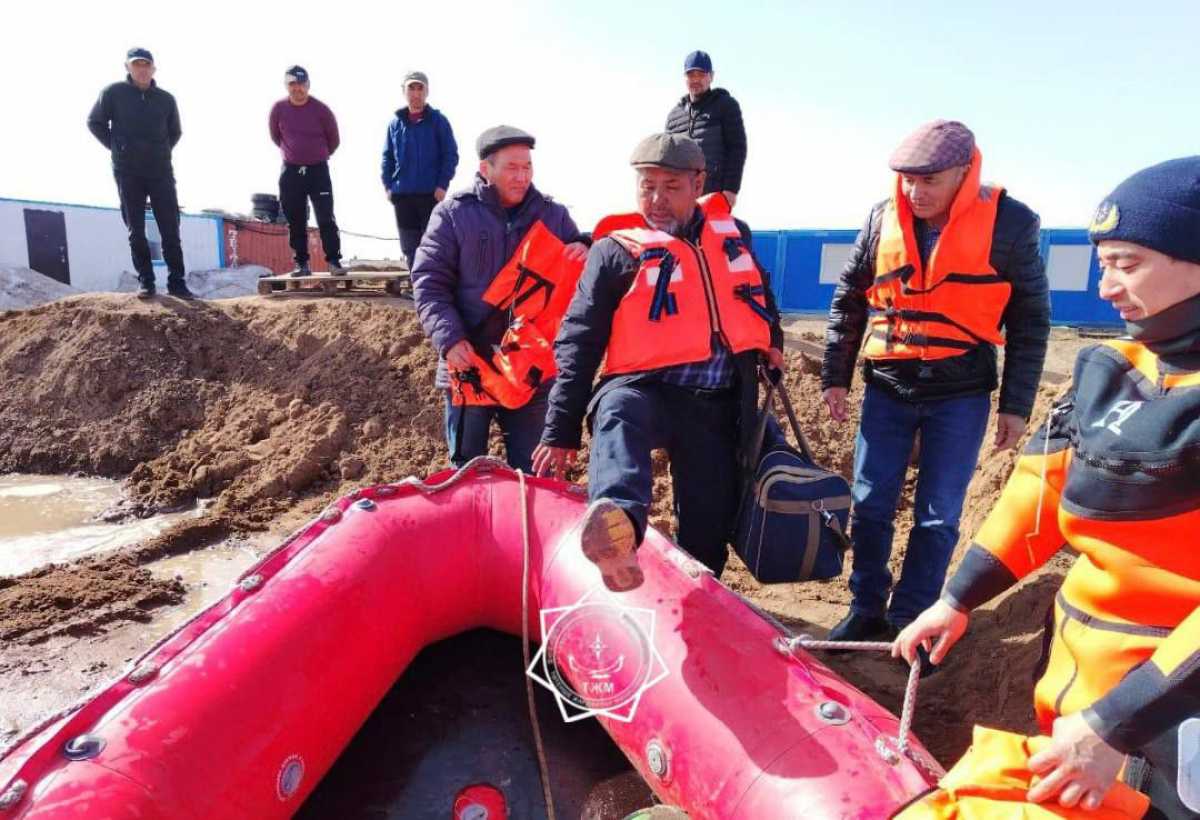 Семерых рабочих спасли из водного плена в Акмолинской области