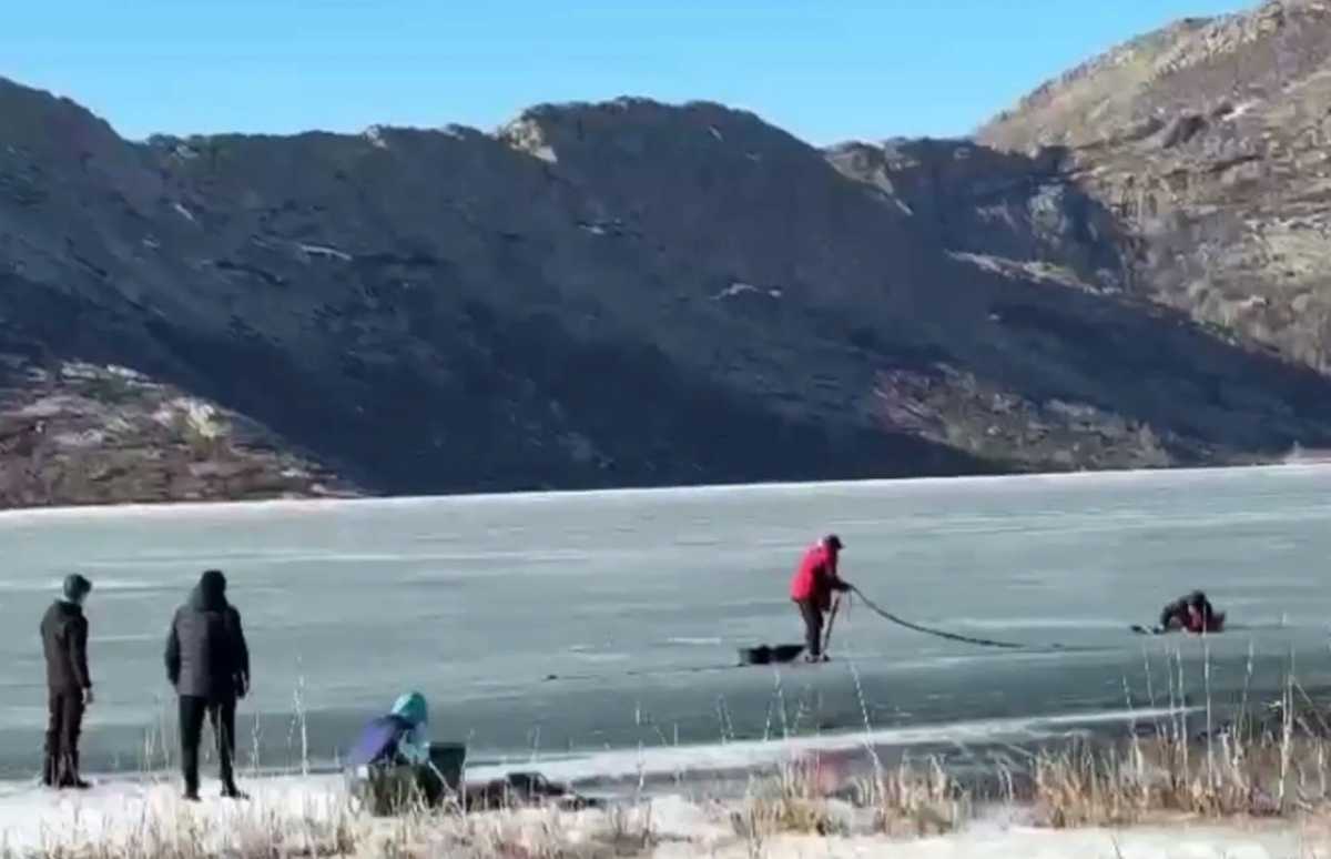 Очевидцы спасли на льду рыболовов