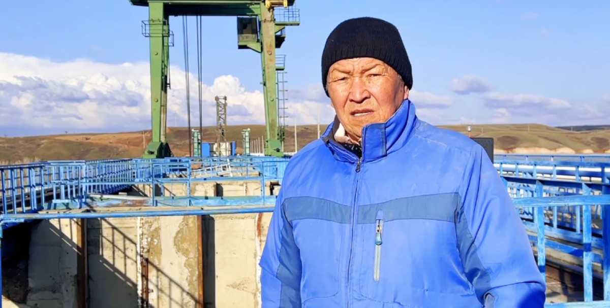 Пенсионер-крановщик из Актобе помог родному городу справиться с внештатной ситуацией