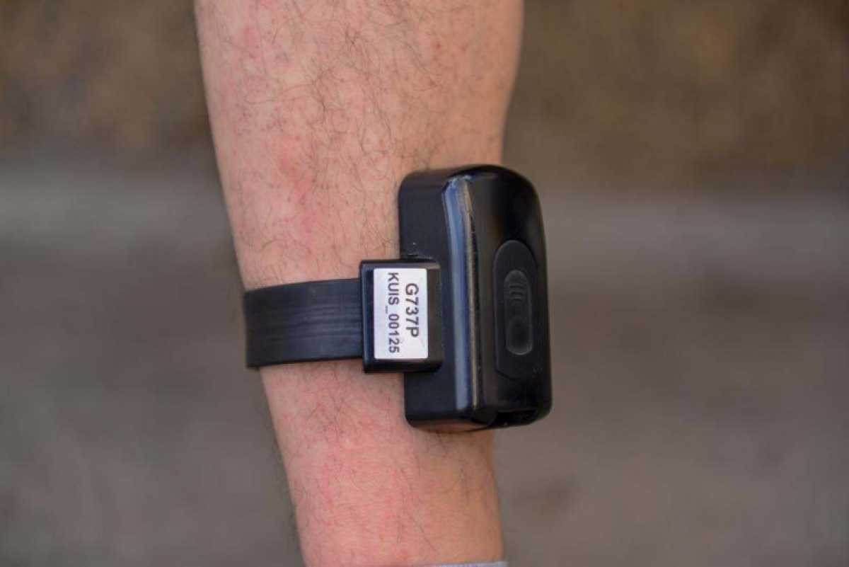 В Мангистауской области на чиновника надели электронный браслет