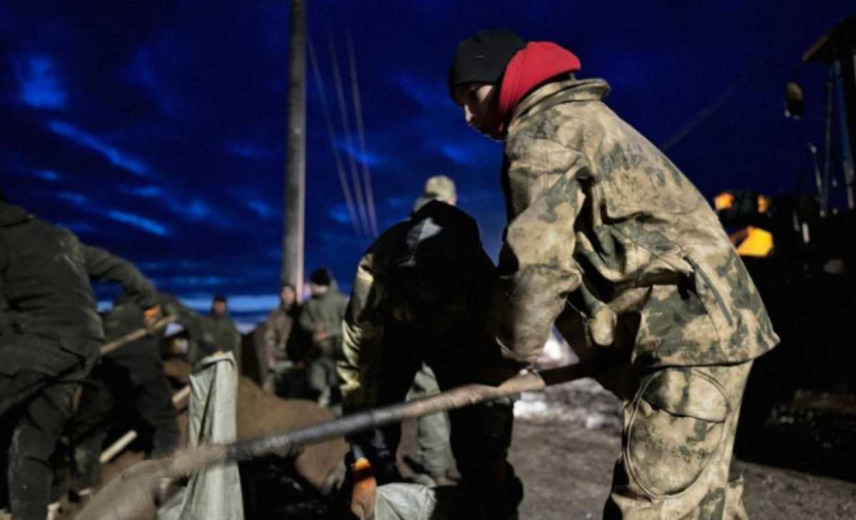 Столичные волонтёры и коммунальщики помогают в борьбе с паводками в Акмолинской области