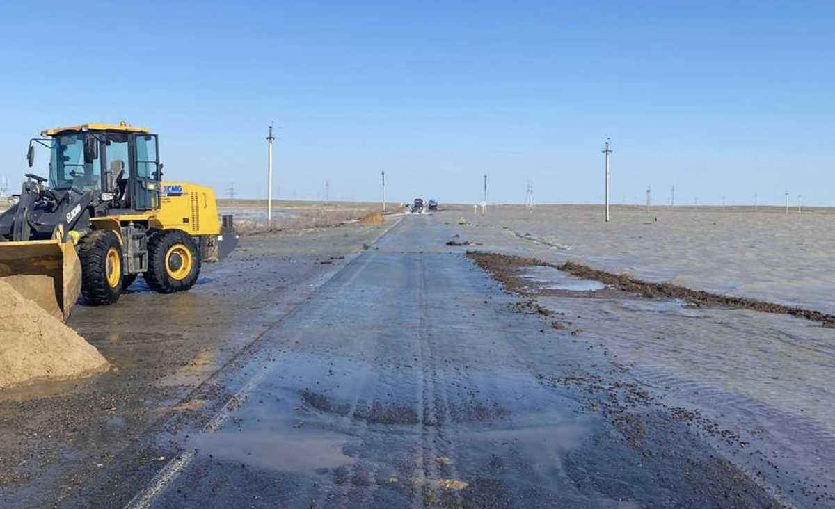 На 13 участках автодорог Казахстана ограничено движение