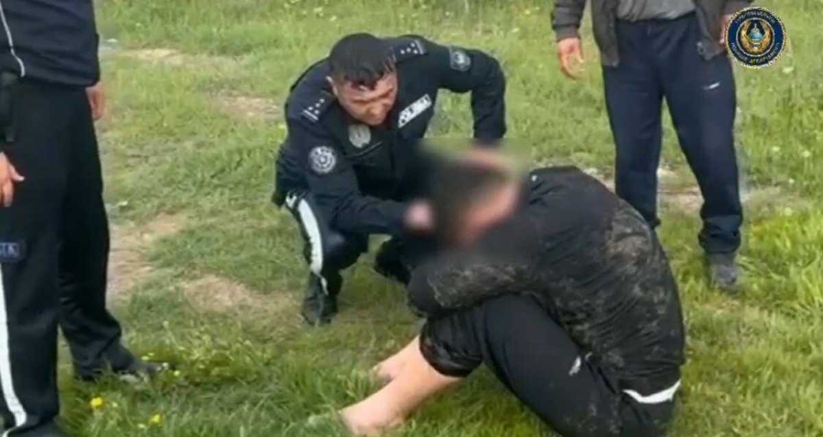 Полицейские спасли мужчину, тонущего в реке в Туркестанской области