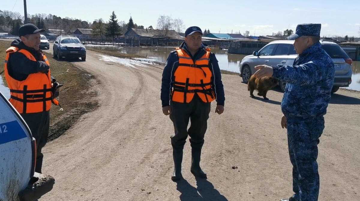 И люди, и животные целы: в СКО полицейские и спасатели эвакуировали село Большая Малышка