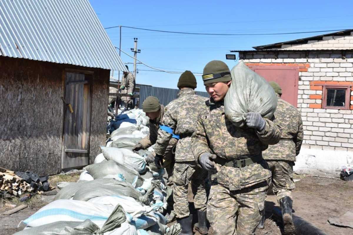 Военные лётчики доставили гуманитарную помощь в Петропавловск и Уральск