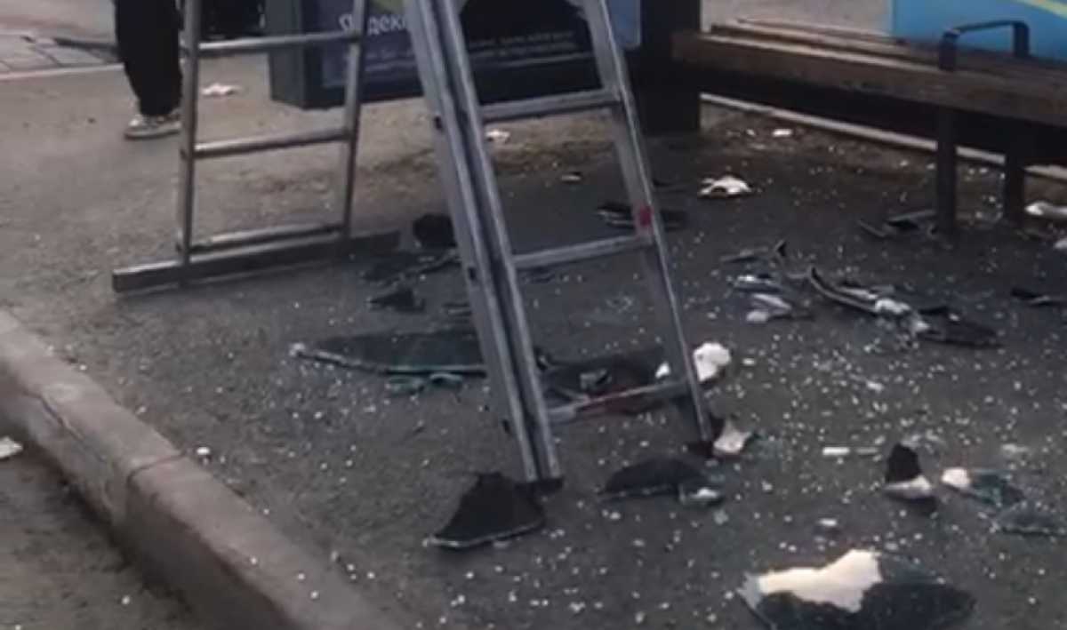 Рекламный щит упал на остановку в Актобе: пострадали несколько человек