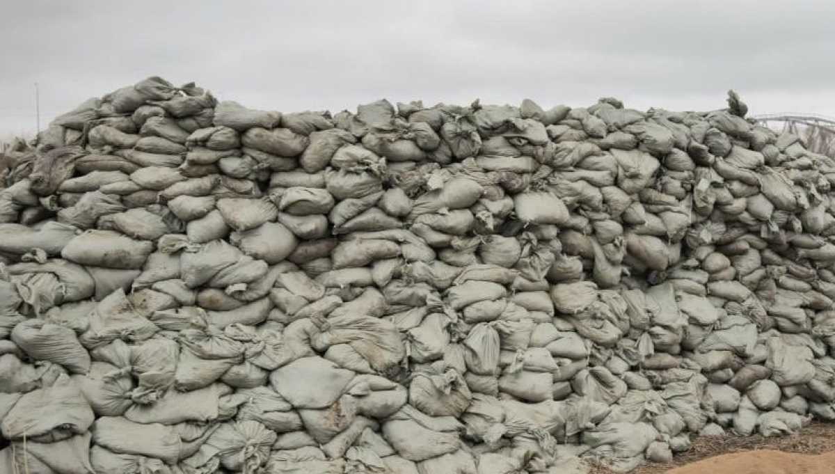 Мешки с песком для укрепления дамбы украли в Атырау