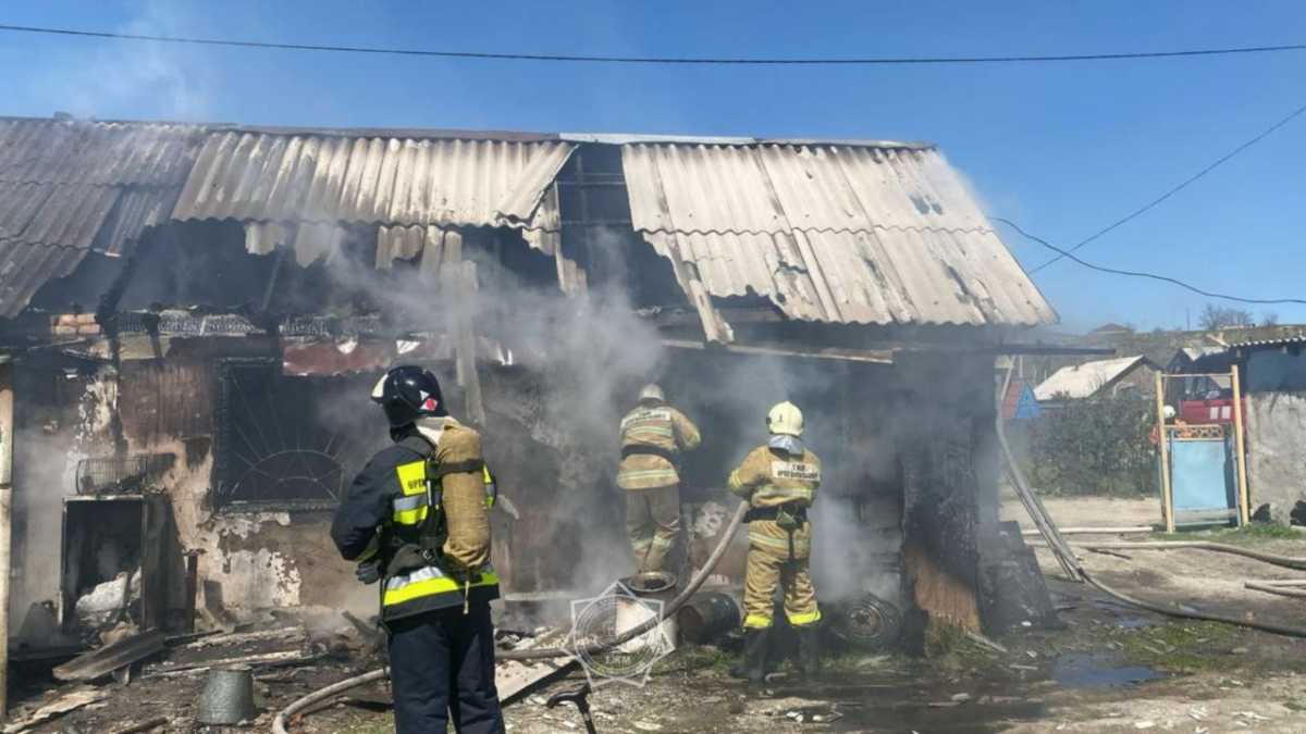 В Талдыкоргане огнеборцы вынесли из горящего дома два газбаллона