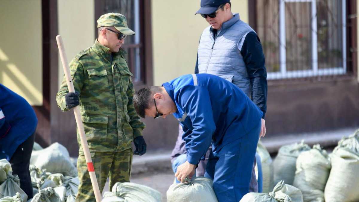 Ещё 500 военнослужащих и спасателей перебросят в ЗКО из других регионов для защиты Уральска от большой воды