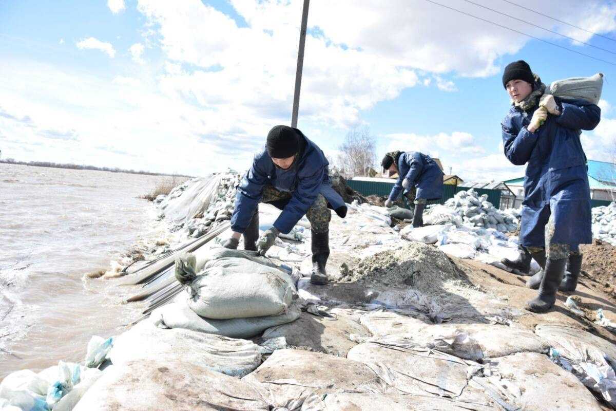 Гвардейцы с юга борются с наводнениями на западе Казахстана