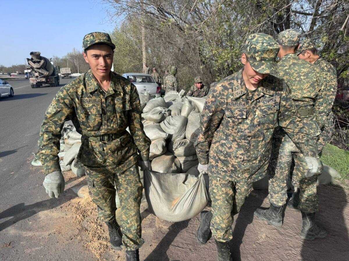 Паводки в Казахстане: гвардейцы заготовили более миллиона мешкотар для возведения дамб