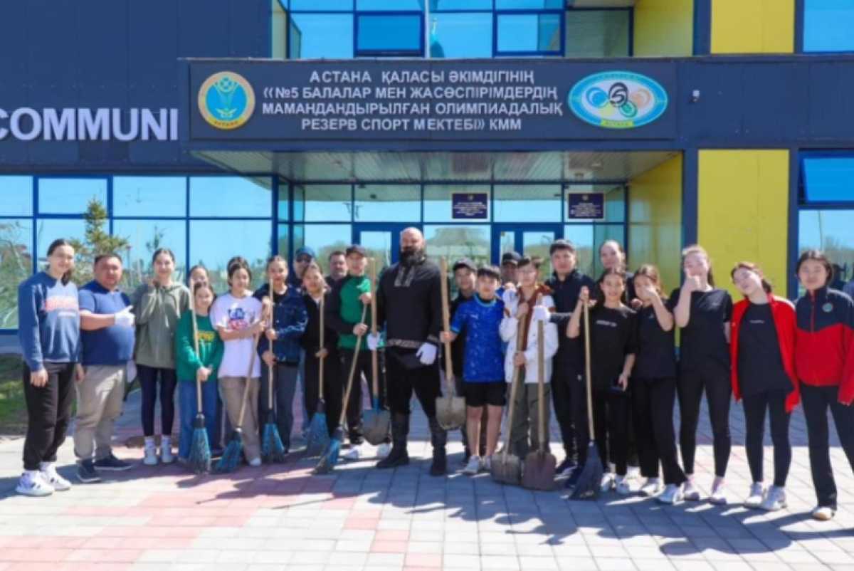 Звёзды казахстанского спорта посадили деревья в Астане