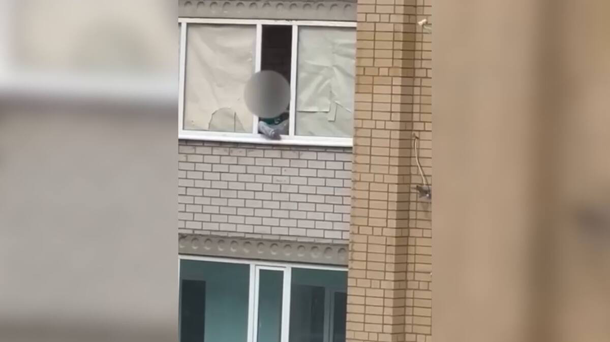 Двухлетняя девочка выпала из окна многоэтажки в Актобе