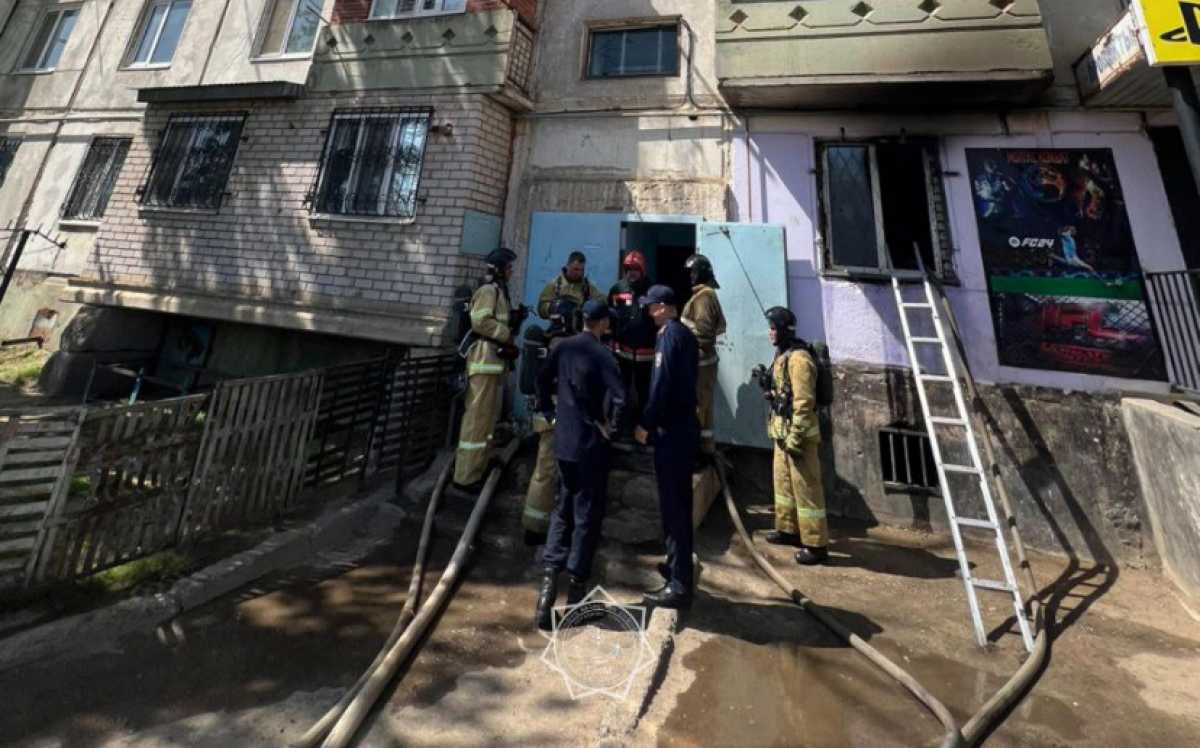 Пожар в компьютерном клубе в Актобе: эвакуировано 24 человека