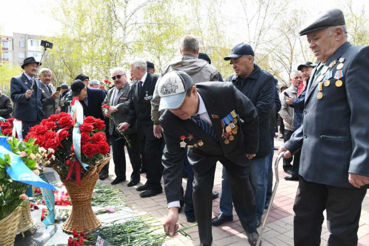 Церемония возложения цветов к памятнику жертв Чернобыльской аварии прошла в Астане
