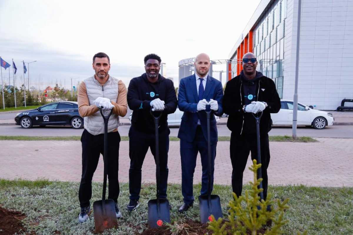 Легендарные футболисты приняли участие в экологической акции «Таза Қазақстан» в Астане