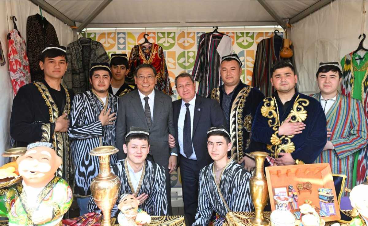 День единства народа Казахстана: Ерболат Досаев наградил участников борьбы с паводками