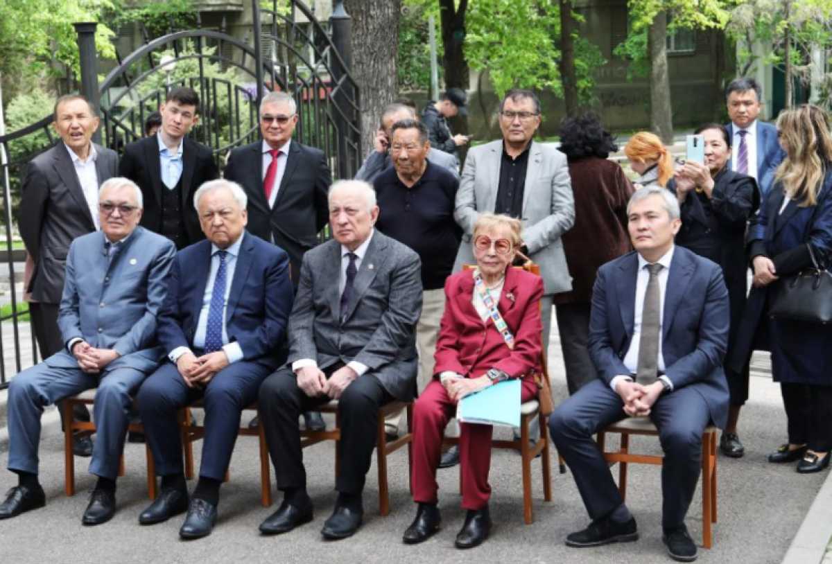 В Алматы открыли мемориальные доски в честь ученого Абдималика Нысанбаева и художника Сабура Мамбеева