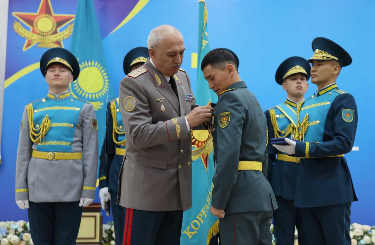 Министр обороны Казахстана вручил военнослужащим ордена и медали