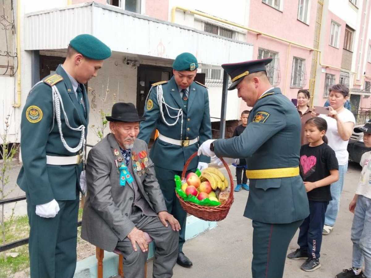 В канун майских праздников курсанты навестили победителя в войне