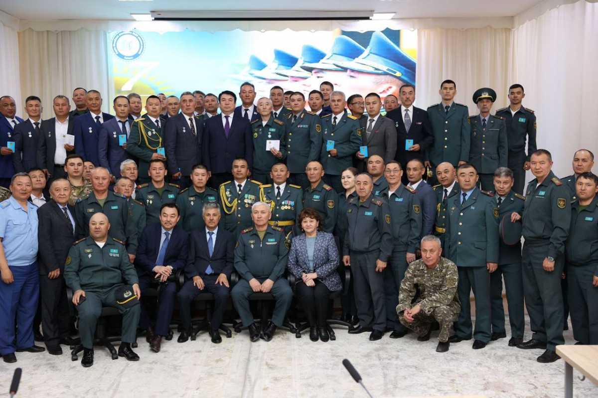 Министр просвещения Казахстана наградил учителей начальной военной и технологической подготовки