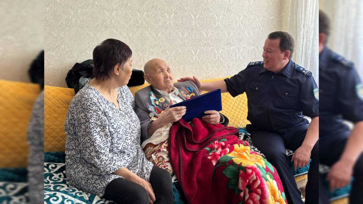 101-летнего ветерана ВОВ поздравили полицейские Алматинской области