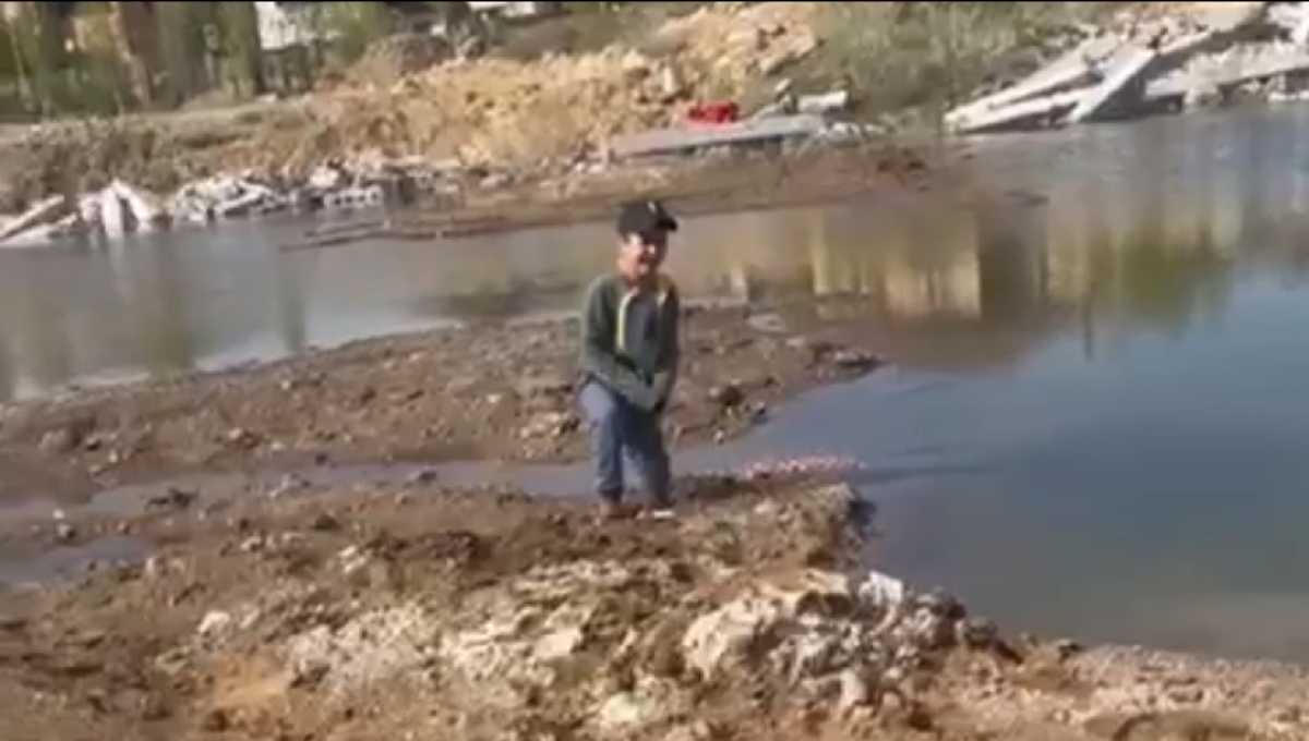 В Астане полицейский спас ребёнка, застрявшего в грязи