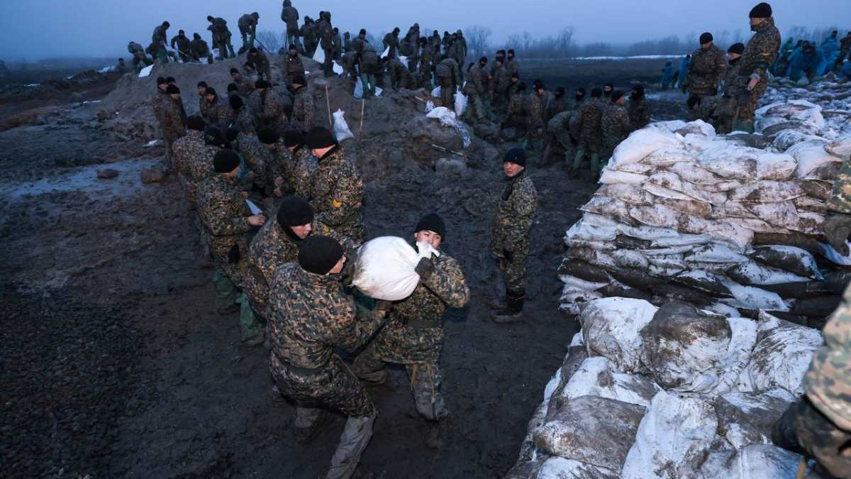 Паводки в Казахстане: Правительство поблагодарило спасателей, военнослужащих и полицейских